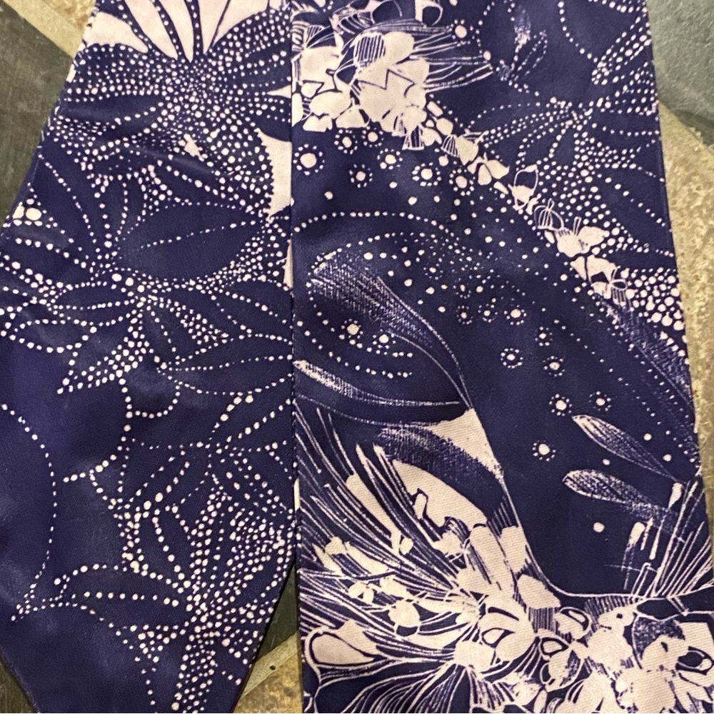 Vintage Abstract Floral Skinny Scarf Navy & White 32”L - Picture 4 of 6